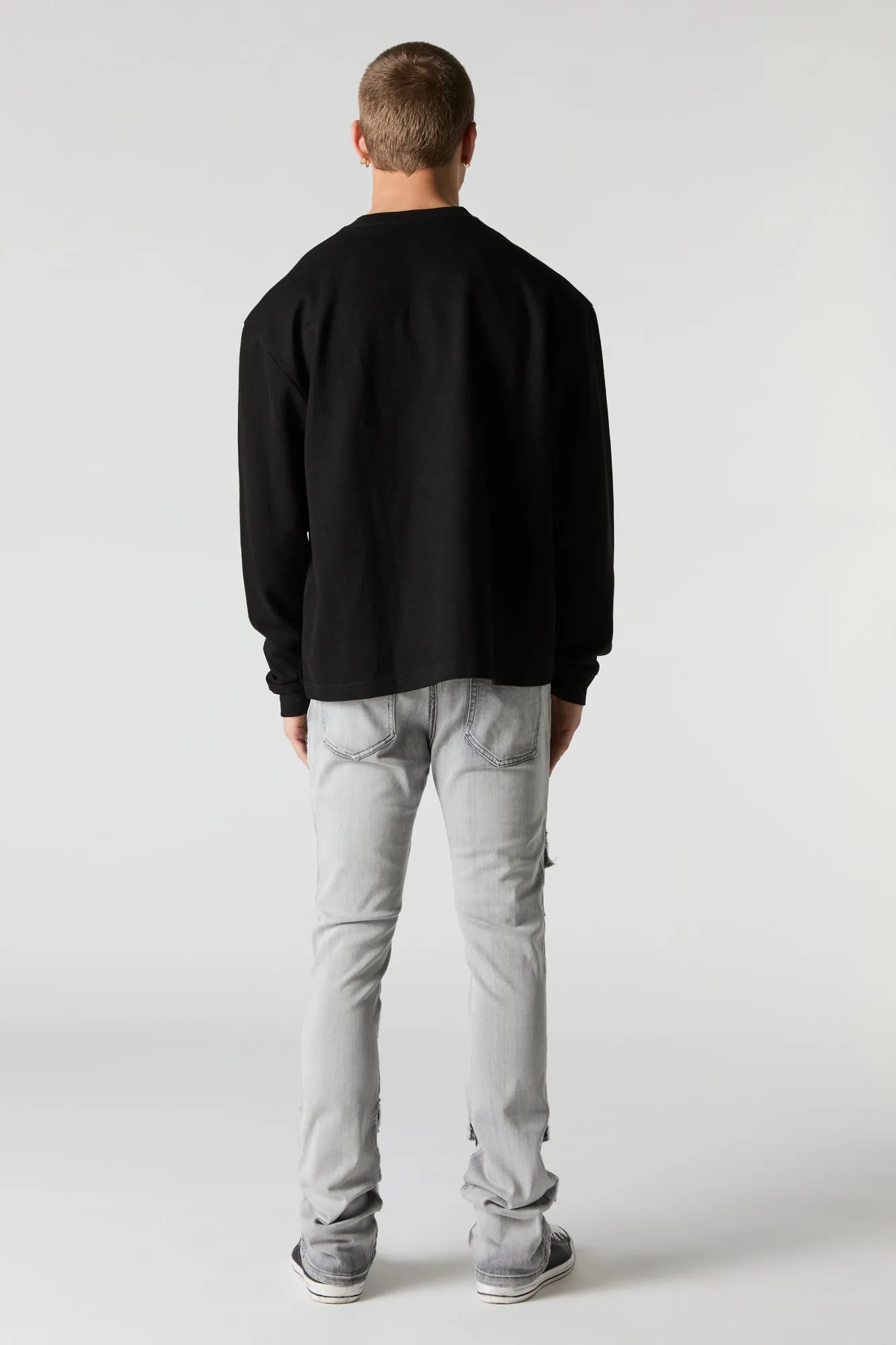 Jean cargo à taille empilée en denim d'aspect usé