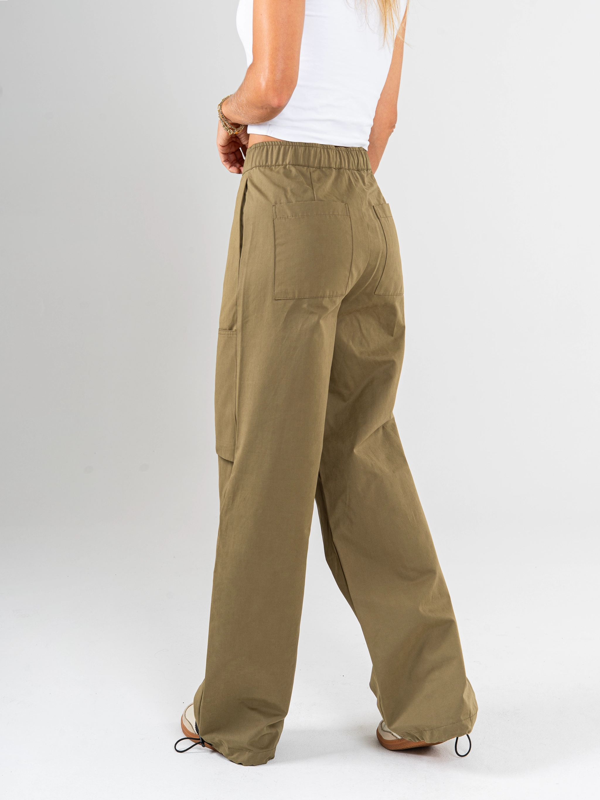 Ref: 069661 Pantalón cargo, straight leg, con cortes, pretina con resorte, tejido plano liviano, tiro alto, tono cafe