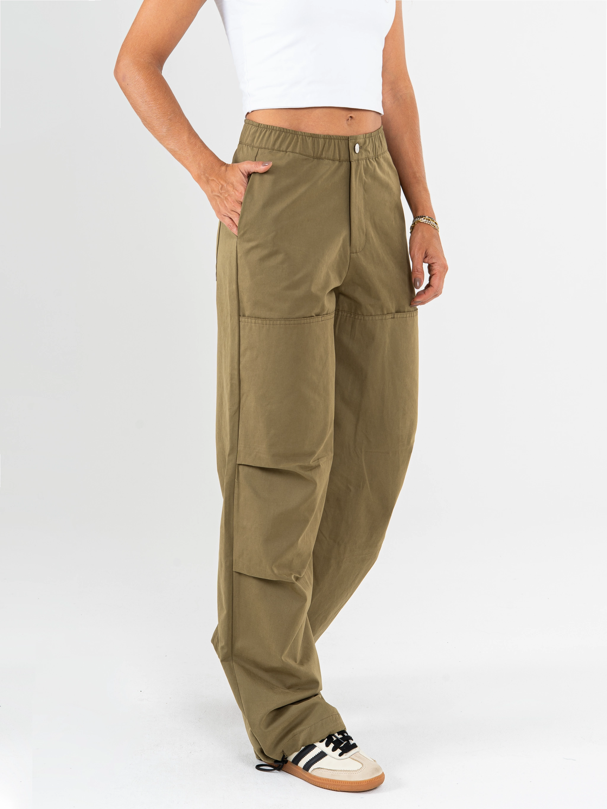 Ref: 069661 Pantalón cargo, straight leg, con cortes, pretina con resorte, tejido plano liviano, tiro alto, tono cafe