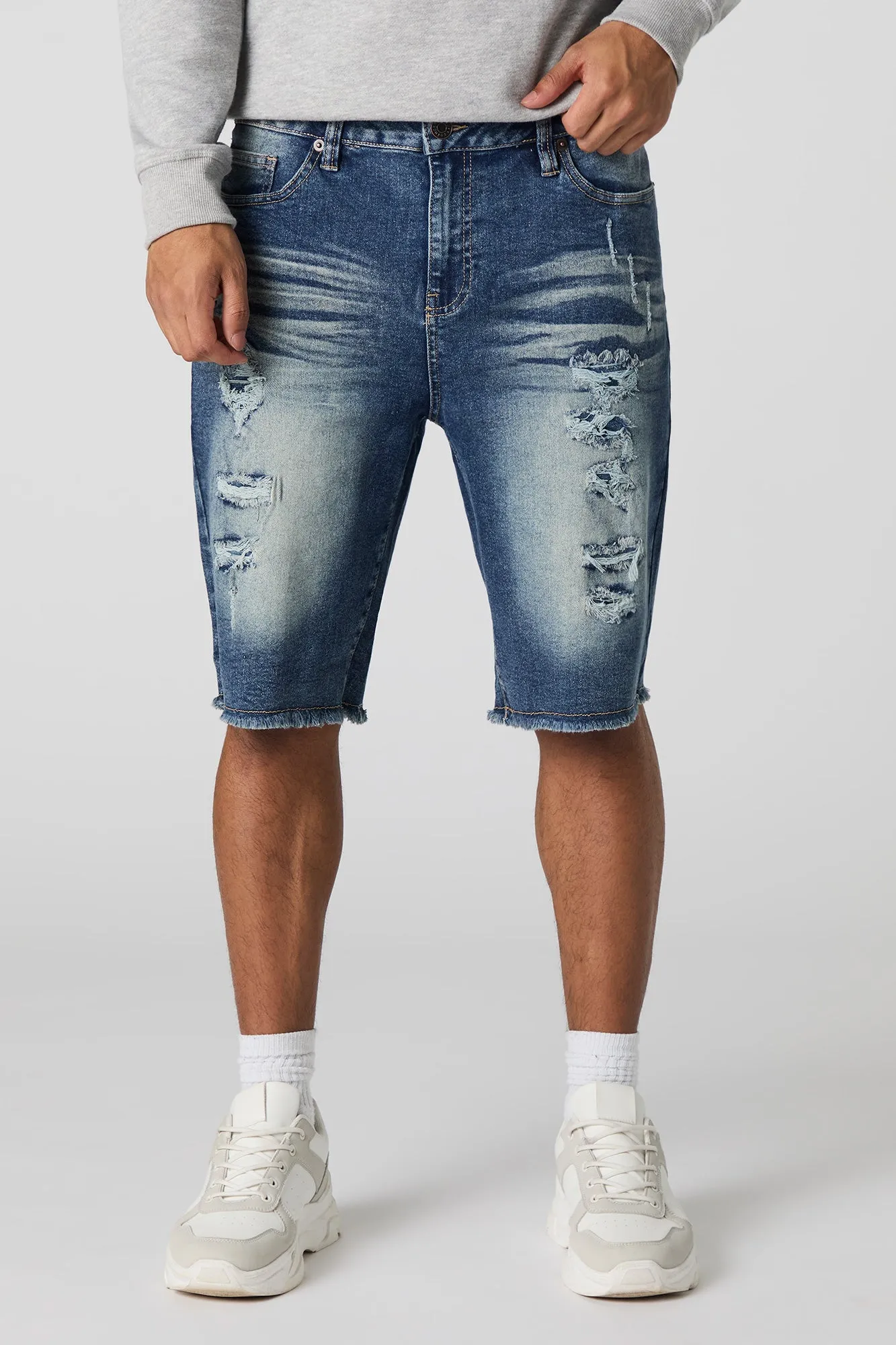 Short en denim d'aspect usé avec franges