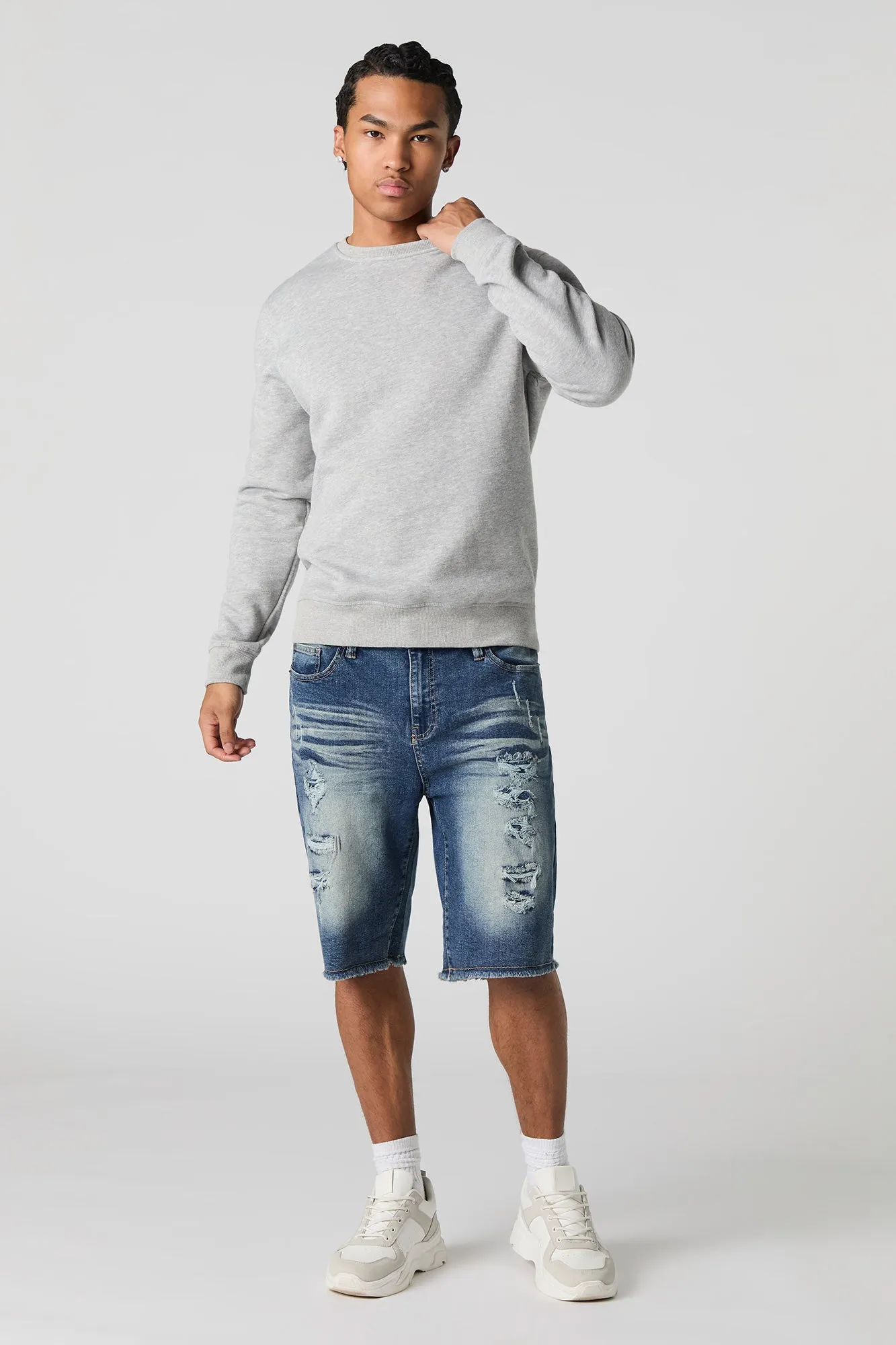 Short en denim d'aspect usé avec franges