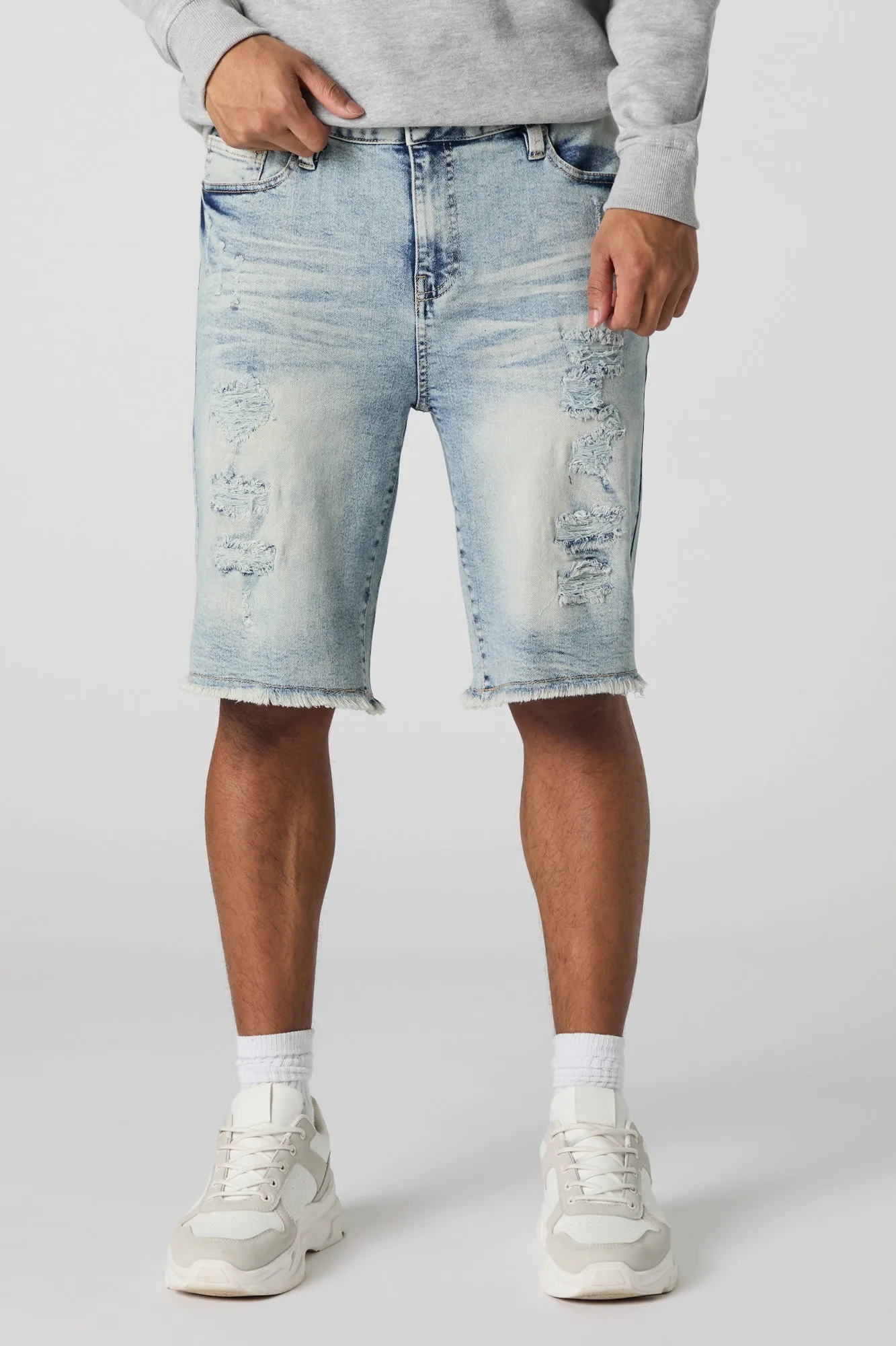 Short en denim d'aspect usé avec franges